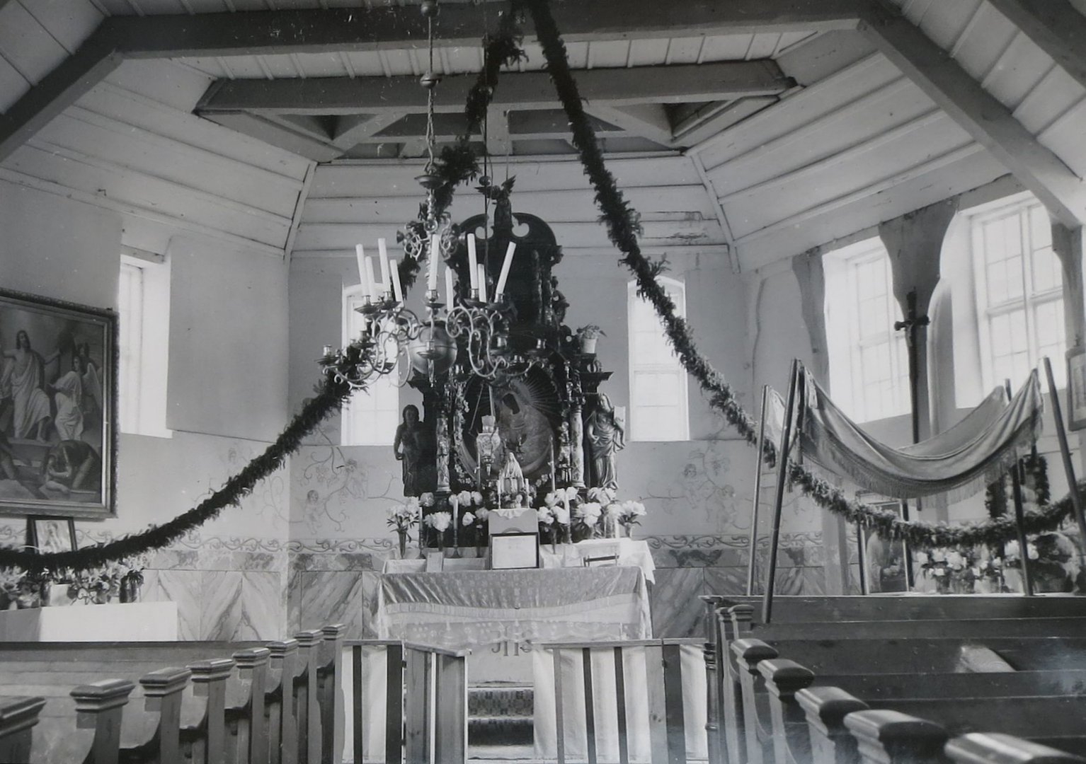 Photo 5. View of the altar, 1959.